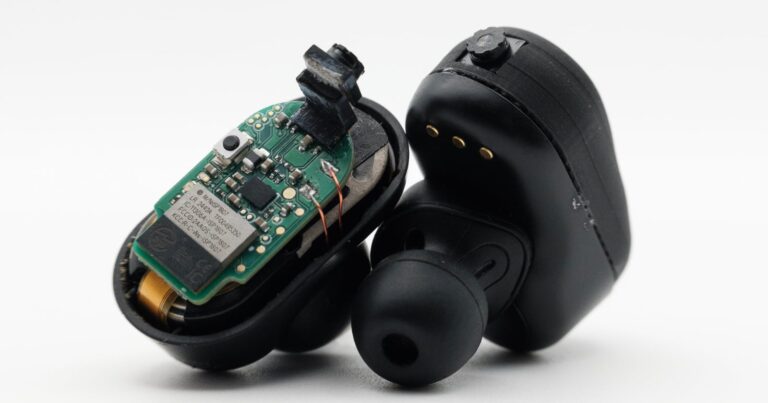 Earbuds with Tiny Cameras Enable AI Scene Talks for Creators