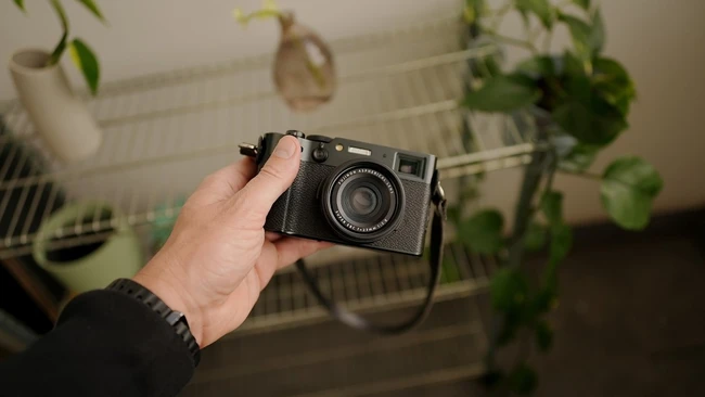Fujifilm X100VI vs X-E5: Why Fixed Lens Wins for Street Creators
