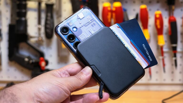 OhSnap’s New Lever-Action Wallet Sticks to Phones Without Tools