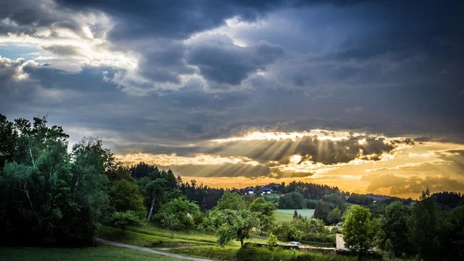 Crepuscular Rays Explained: Parallel Light Tricks Revealed