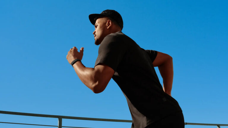 Fitbit Air vs Whoop: Screenless Trackers Compared for Creators
